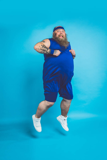 Hipster man with tattoos doing sport and exercises in the morning - Foto, Imagem