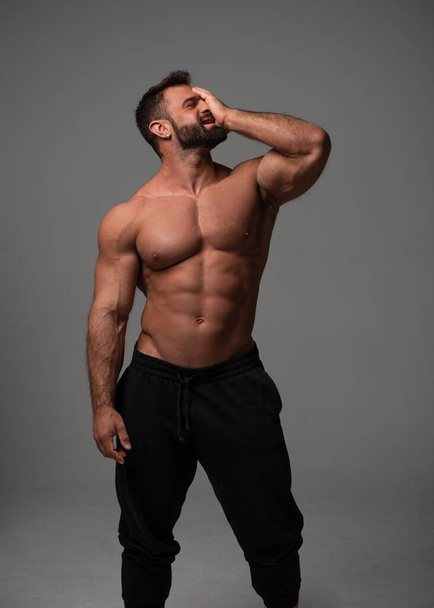 Fitness male model in studio - Foto, afbeelding