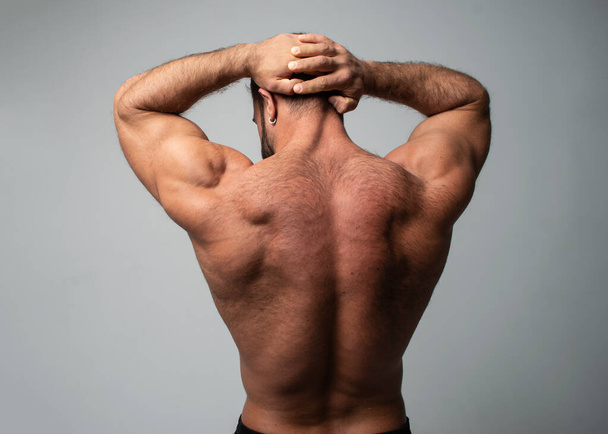 Izmos férfi modell mutatja a hátát - Fotó, kép