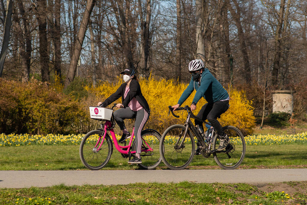 Praag, Tsjechië. 03-11-2020. Vrienden rijden op de fiets in Park Stromovka. COVID-19 het is een wereldwijd verspreide pandemie die de hele wereld treft. - Foto, afbeelding
