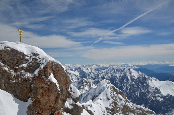 Le Zugspitze. La Zugspitze est la plus haute montagne d'Allemagne et la quatrième plus haute montagne des Alpes calcaires du Nord. Le sommet se trouve dans le massif alpin de Wetterstein et est une montagne frontalière entre l'Allemagne et l'Autriche - Photo, image