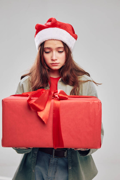 όμορφο κορίτσι με δώρα σε ένα κουτί διακοπές Χριστούγεννα Πρωτοχρονιά κεφαλόδεσμο - Φωτογραφία, εικόνα
