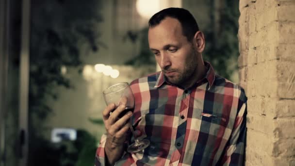 Unhappy man drinking wine - Filmagem, Vídeo