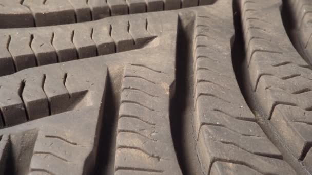 Neumático de cerca del coche. Rueda de goma de coche en macro - Imágenes, Vídeo