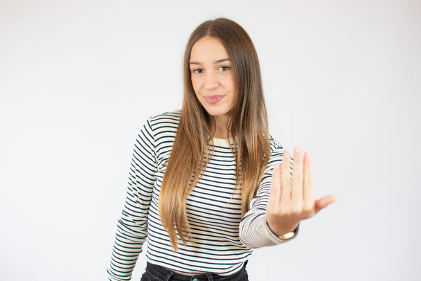 Chica feliz en camiseta a rayas gesto señas aislado sobre un fondo blanco - Foto, Imagen