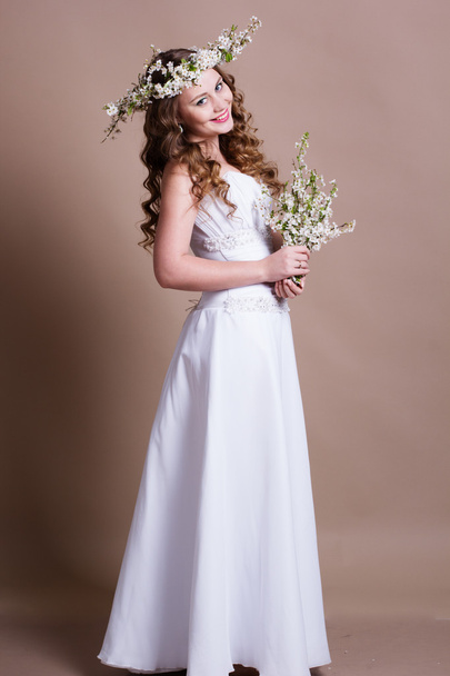 Beautiful bride with cherry wreath - Foto, Imagem