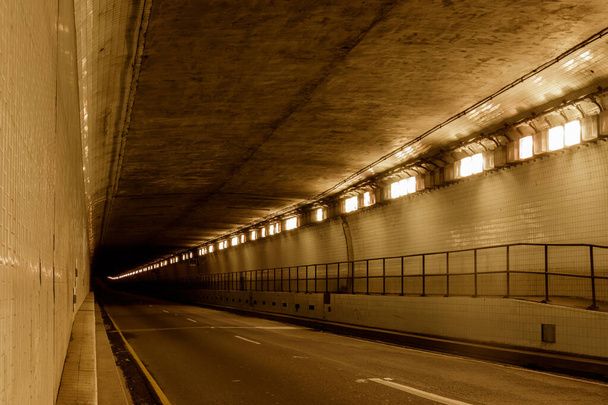 Innerhalb der Webster Street Tube, einem Unterwassertunnel, der die Städte Oakland und Alameda, Kalifornien, verbindet. - Foto, Bild