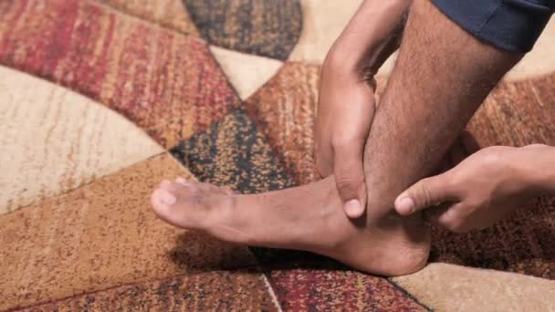 Gros plan sur un jeune homme souffrant de douleurs aux pieds  - Séquence, vidéo