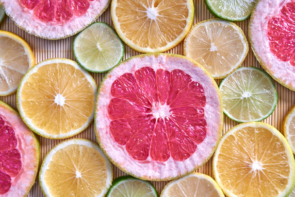 Citroen, limoen en grapefruit in plakjes in bovenaanzicht. - Foto, afbeelding