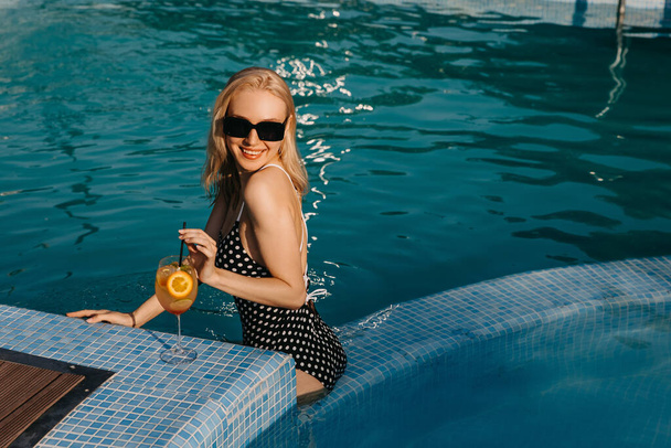 hermosa mujer rubia joven relajándose en la piscina - Foto, Imagen