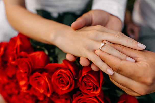plan rapproché des mains des mariés pendant la demande en mariage - Photo, image