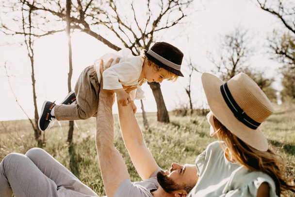 krásná mladá rodina tráví čas spolu na přírodě - Fotografie, Obrázek