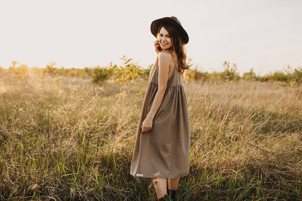 retrato de bela jovem no vestido no campo - Foto, Imagem