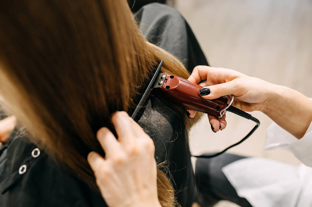 hairdresser cutting hair of woman in salon - Foto, Bild