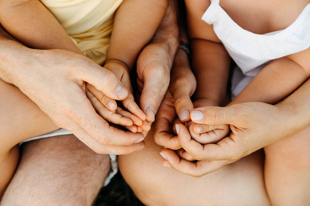 levágott felvétel a család kéz a kézben - Fotó, kép
