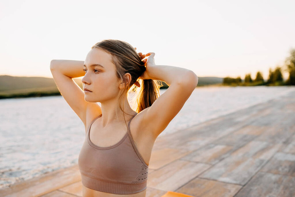 Belle jeune femme pratiquant le yoga en plein air
 - Photo, image