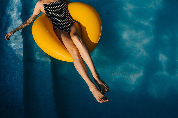 bela jovem loira mulher relaxante na piscina - Foto, Imagem