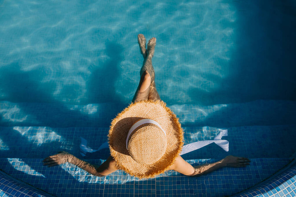 krásná mladá blondýna žena relaxační v bazénu - Fotografie, Obrázek