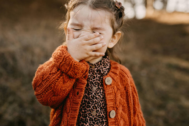 αξιολάτρευτο κοριτσάκι με κομψό φόρεμα στη φύση - Φωτογραφία, εικόνα