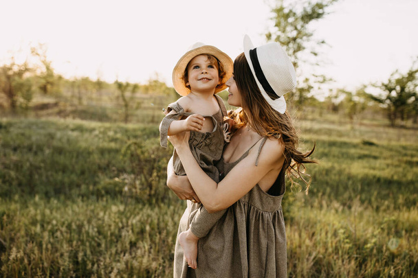 hermosa feliz madre e hijo pasar tiempo juntos en la naturaleza - Foto, Imagen
