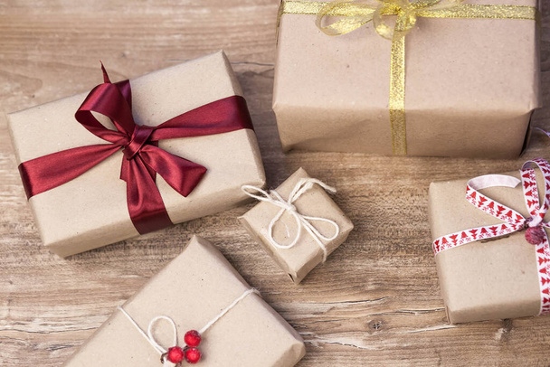 Χριστουγεννιάτικο φόντο με κουτιά δώρων σε ξύλινο φόντο - Φωτογραφία, εικόνα