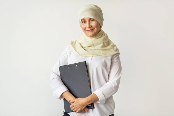 beautiful adult woman in a muslim headscarf - Foto, Imagen