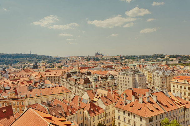 Tsekin tasavalta, Praha. Näkymä näköalatasanteelta historialliseen osaan, vanhaan kaupunkiin. Alla on kaakeloitu punainen katot, horisontissa St. Vitus katedraali. Kesä - Valokuva, kuva