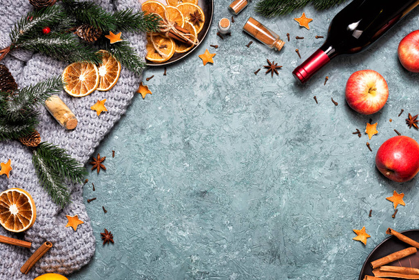 Winterliche Weihnachtskomposition mit Glühwein - Foto, Bild