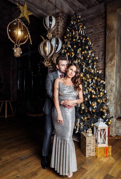 若いカップル新婚旅行の笑い楽しいクリスマス気分抱擁優しさ愛キスクリスマス - 写真・画像
