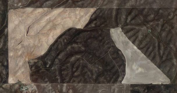  Verenigde Staten, abstracte fotografie van reliëftekeningen in velden in de VS vanuit de lucht, Genre: Abstract Naturalisme, van abstract naar figuratief,  - Foto, afbeelding