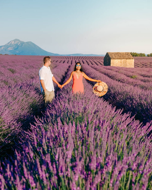 pár középkorú férfi és nő nyaralni Provence látogató a virágzó levendula mezők Franciaországban - Fotó, kép