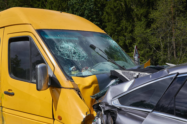 7 luglio 2020, Cena, Lettonia, auto danneggiate sulla strada principale sul luogo di un incidente a causa della mancata osservanza della distanza - Foto, immagini