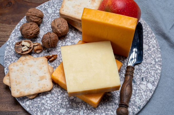 Τυρί συλλογή, πορτοκαλί και κίτρινο καπνιστό βρετανικό τυρί από την Αγγλία close up - Φωτογραφία, εικόνα