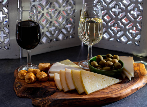Γευσιγνωσία οχυρωμένου ανδαλουσιανού κρασιού φίνο σέρι με παραδοσιακά τάπας Spanisch, πράσινες ελιές, κατσικίσιο και πρόβειο τυρί manchego - Φωτογραφία, εικόνα