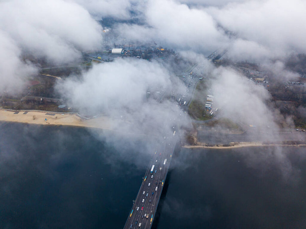 Вид с воздушного беспилотника. Северный мост в Киеве, окутан утренним туманом. - Фото, изображение