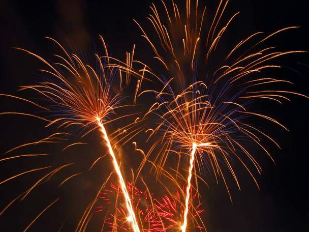 Bunte Explosion von Feuerwerk in der Nacht - Foto, Bild