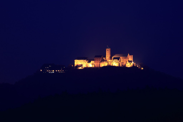 Castillo de Wartburg en Alemania por la noche
 - Foto, Imagen