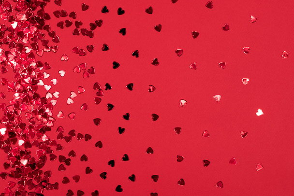 Červená srdce na červeném pozadí. Valentýn, milostný vztah. Slavnostní koncept - Fotografie, Obrázek