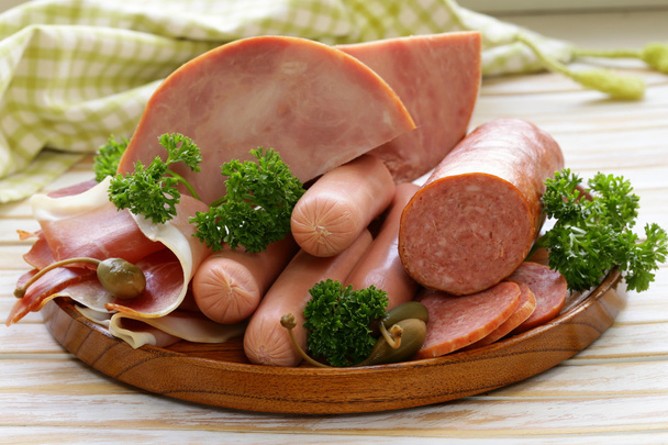 Vários tipos de salsichas e bacon defumado na placa de madeira
 - Foto, Imagem