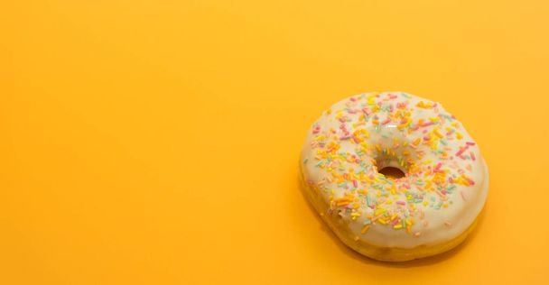 Donuts isolado no fundo amarelo. Deliciosos donuts envidraçados close-up. - Foto, Imagem