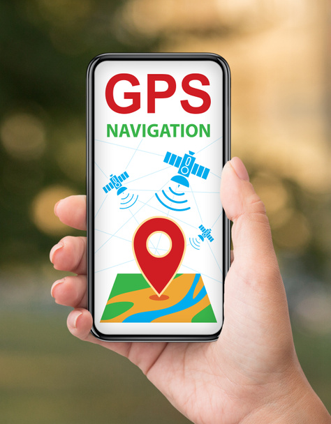 Gps πλοήγησης. Εφαρμογή με το σύστημα εντοπισμού Geolocation στο Smartphone στο γυναικείο χέρι - Φωτογραφία, εικόνα