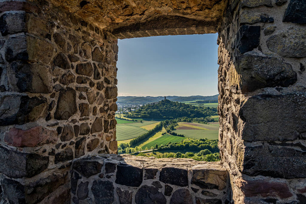 kilátás vár rom vetzberg a középkori vár rom gleiberg nyáron - Fotó, kép