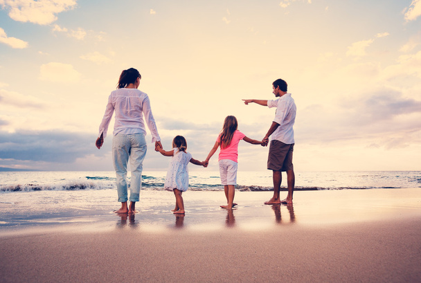 boldog fiatal család tengerparton naplementekor - Fotó, kép