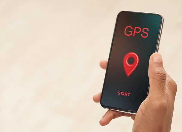Smartphone com aplicativo GPS aberto na tela na mão masculina, colagem - Foto, Imagem