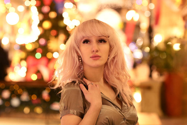 mujer rubia de cerca retrato con decoraciones iluminadas de Navidad de cerca foto - Foto, Imagen