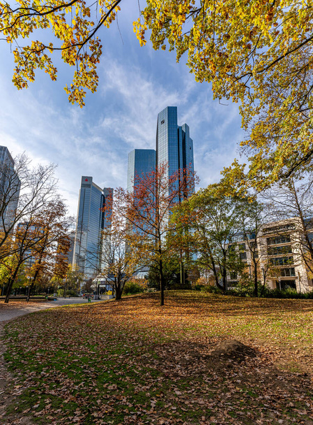 Frankfurt, Németország, 2020. november: A Deutsche Bank tornyainak gyönyörű homlokzatai Frankfurt am Mainban, Hessen - Fotó, kép