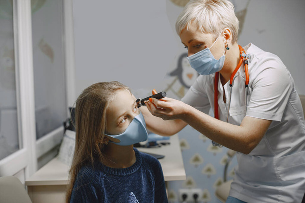 Happy little girl at the doctor for a checkup - 写真・画像