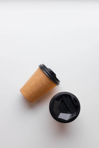 Kraft papierowa filiżanka z kawy i herbaty makieta gorący napój szablon na białym tle. Kawa na wynos. Płaskie ułożenie, widok z góry, przestrzeń do kopiowania - Zdjęcie, obraz