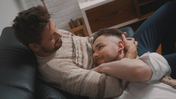 Namiętny uścisk między partnerami homoseksualnymi. Mężczyzna uspokaja swojego partnera - Zdjęcie, obraz