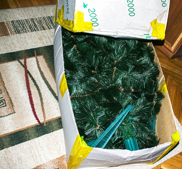 Preparándose para el Año Nuevo. Árbol siempreverde de Navidad artificial desmontado - Foto, imagen